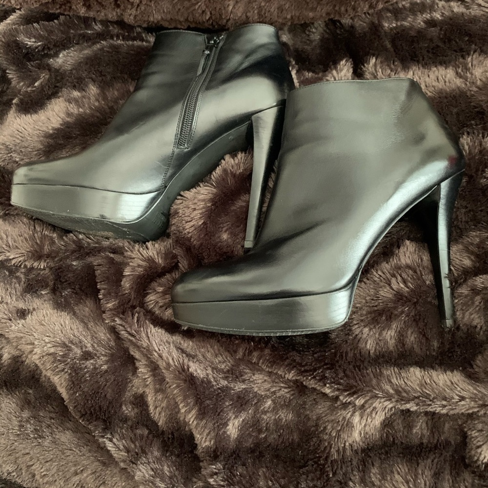 Stuart Weitzman - Picture 2 of 5